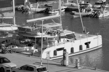 İtalya, Sicilya, Akdeniz, Marina di Ragusa (Ragusa ili); 25 Ekim 2022, limanda motorlu tekne ve lüks yatlar - EDITORIAL