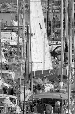 İtalya, Sicilya, Akdeniz, Marina di Ragusa (Ragusa ili); 26 Ekim 2022, limanda lüks yatlar - EDITORIAL