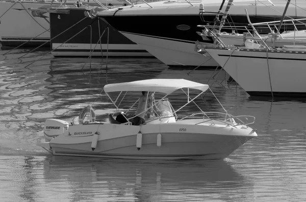 イタリア シチリア島 地中海 マリーナ ラグーザ ラグーザ州 10月2022 ポート内のモーターボートや豪華ヨット上の男性 Editorial — ストック写真
