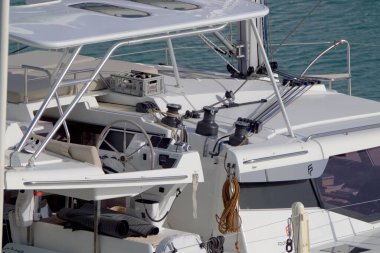 İtalya, Sicilya, Akdeniz, Marina di Ragusa (Ragusa ili); 27 Ekim 2022, limanda büyük yelkenli teknesi - EDITORIAL