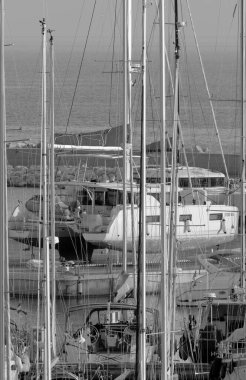 İtalya, Sicilya, Akdeniz, Marina di Ragusa (Ragusa ili); 27 Ekim 2022, limanda lüks yatlar - EDITORIAL