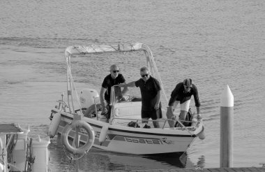 İtalya, Sicilya, Akdeniz, Marina di Ragusa (Ragusa Eyaleti); 27 Ekim 2022, limandaki bir motorlu tekne - EDITORIAL