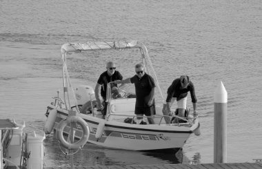 İtalya, Sicilya, Akdeniz, Marina di Ragusa (Ragusa Eyaleti); 27 Ekim 2022, limandaki bir motorlu tekne - EDITORIAL