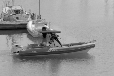 İtalya, Sicilya, Akdeniz, Marina di Ragusa (Ragusa Eyaleti); 28 Ekim 2022, limandaki lastik bir teknede balıkçı - EDITORIAL