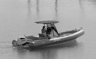 İtalya, Sicilya, Akdeniz, Marina di Ragusa (Ragusa Eyaleti); 28 Ekim 2022, limandaki lastik bir teknede balıkçı - EDITORIAL