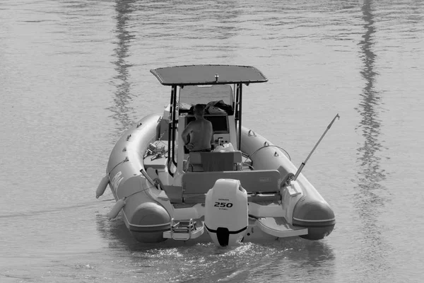 意大利 西西里 地中海 拉古萨海 拉古萨省 2022年10月28日 港口一艘橡皮船上的体育渔民 Editorial — 图库照片
