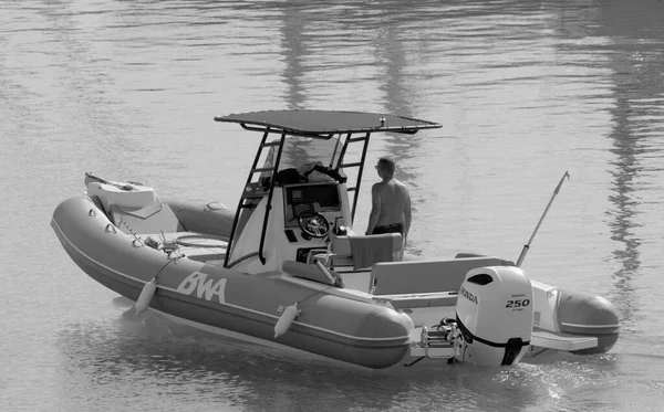 イタリア シチリア島 地中海 マリーナ ラグーザ ラグーザ州 2022年10月28日 港内のゴムボートに乗ってスポーツ漁師 Editorial — ストック写真