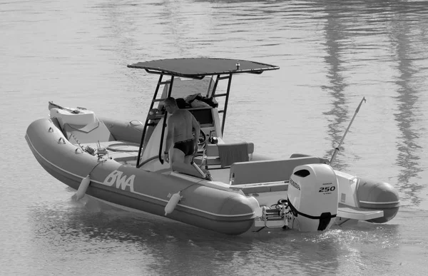 イタリア シチリア島 地中海 マリーナ ラグーザ ラグーザ州 2022年10月28日 港内のゴムボートに乗ってスポーツ漁師 Editorial — ストック写真