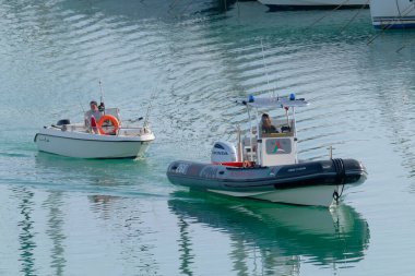 İtalya, Sicilya, Akdeniz, Marina di Ragusa (Ragusa Eyaleti); 28 Ekim 2022, limandaki motorlu teknelerde erkekler - EDITORIAL