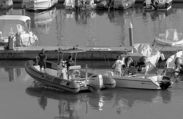 意大利 西西里 地中海 拉古萨海 拉古萨省 2022年10月28日 港口的汽艇上的男子 Editorial — 图库照片