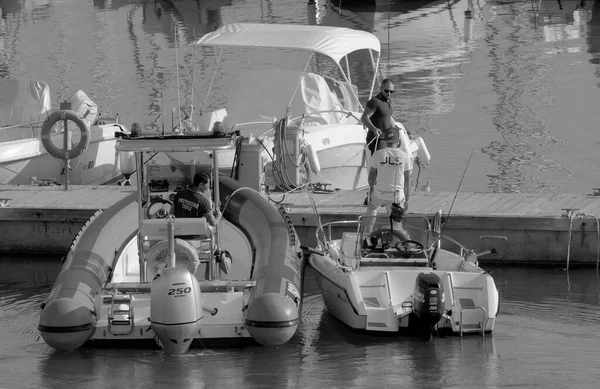 Italien Sicilien Medelhavet Marina Ragusa Ragusaprovinsen Oktober 2022 Män Motorbåtar — Stockfoto