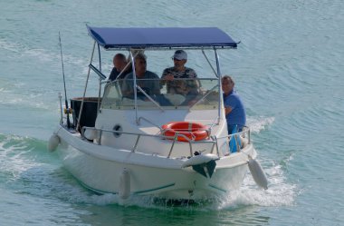 İtalya, Sicilya, Akdeniz, Marina di Ragusa (Ragusa Eyaleti); 29 Ekim 2022, limandaki bir motorlu teknede balıkçı - EDITORIAL