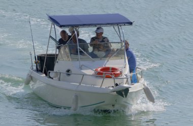 İtalya, Sicilya, Akdeniz, Marina di Ragusa (Ragusa Eyaleti); 29 Ekim 2022, limandaki bir motorlu teknede balıkçı - EDITORIAL