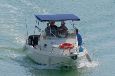 İtalya, Sicilya, Akdeniz, Marina di Ragusa (Ragusa Eyaleti); 29 Ekim 2022, limandaki bir motorlu teknede balıkçı - EDITORIAL