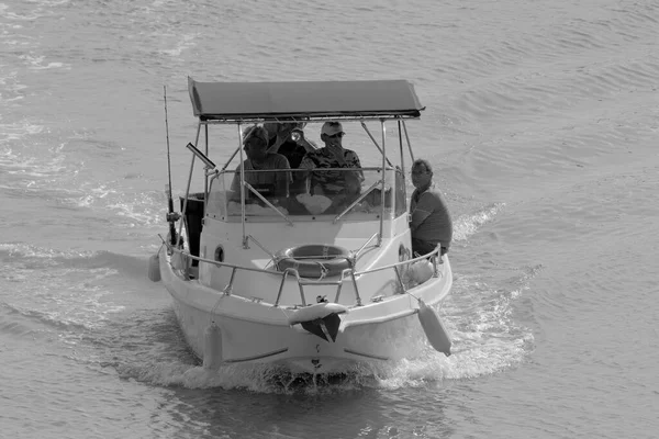 Italien Sicilien Medelhavet Marina Ragusa Ragusaprovinsen Oktober 2022 Sportfiskare Motorbåt — Stockfoto
