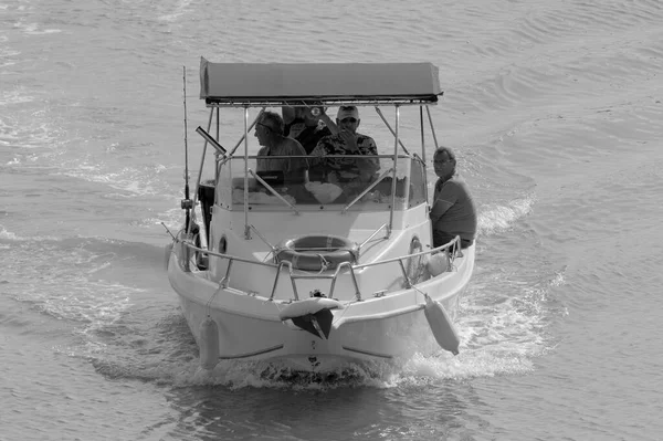 意大利 西西里 地中海 拉古萨海 拉古萨省 2022年10月29日 港口汽艇上的体育渔民 Editorial — 图库照片