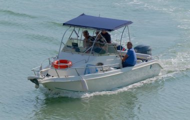 İtalya, Sicilya, Akdeniz, Marina di Ragusa (Ragusa Eyaleti); 29 Ekim 2022, limandaki bir motorlu teknede balıkçı - EDITORIAL