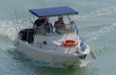 İtalya, Sicilya, Akdeniz, Marina di Ragusa (Ragusa Eyaleti); 29 Ekim 2022, limandaki bir motorlu teknede balıkçı - EDITORIAL