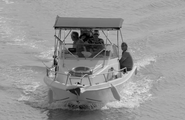 意大利 西西里 地中海 拉古萨海 拉古萨省 2022年10月29日 港口汽艇上的体育渔民 Editorial — 图库照片