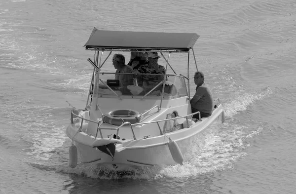 イタリア シチリア島 地中海 マリーナ ラグーザ ラグーザ州 10月2022 ポート内のモーターボート上のスポーツ漁師 Editorial — ストック写真