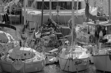 İtalya, Sicilya, Akdeniz, Marina di Ragusa (Ragusa ili); 30 Ekim 2022, limanda lüks yatlar - EDITORIAL