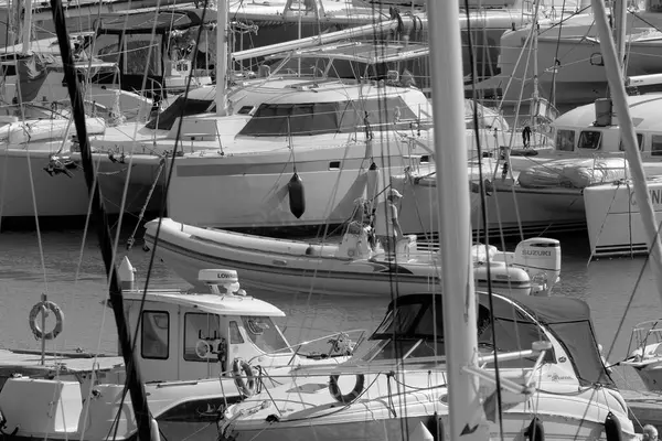 意大利 西西里 地中海 拉古萨海 拉古萨省 2022年10月30日 港口的橡皮船和豪华游艇上的人 Editorial — 图库照片