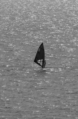 İtalya, Sicilya, Akdeniz, Sicilya Kanalı, denizdeki sörf tahtasındaki adam.