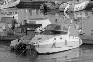 İtalya, Sicilya, Akdeniz, Marina di Ragusa (Ragusa Eyaleti); 30 Ekim 2022, limandaki insanlar, motorlu tekneler ve lüks yatlar - EDITORIAL