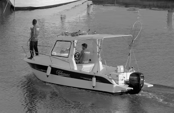 イタリア シチリア島 地中海 マリーナ ラグーザ ラグーザ州 10月2022 ポート内のモーターボート上の男性 Editorial — ストック写真
