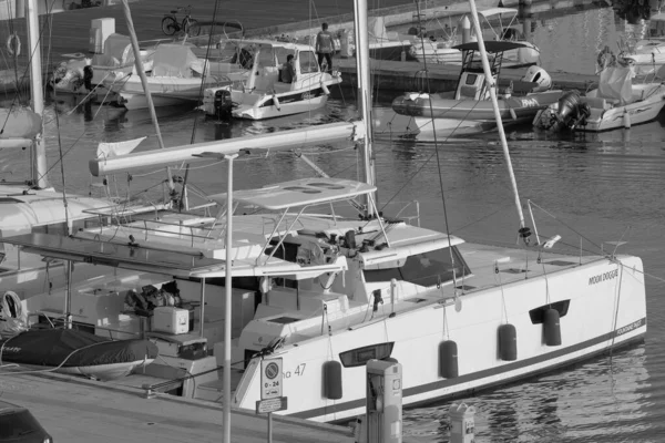 Italien Sicilien Medelhavet Marina Ragusa Ragusaprovinsen Oktober 2022 Människor Motorbåtar — Stockfoto