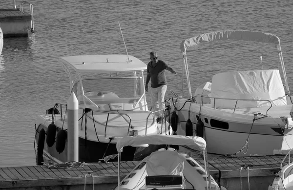 意大利 西西里 地中海 拉古萨海 拉古萨省 2022年10月31日 港口一艘豪华游艇上的男子 Editorial — 图库照片