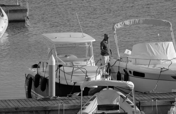 意大利 西西里 地中海 拉古萨海 拉古萨省 2022年10月31日 港口一艘豪华游艇上的男子 Editorial — 图库照片