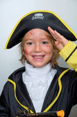 6 yaşında erkek çocuk portresi. Cadılar Bayramı makyajlı ve giyinmiş.