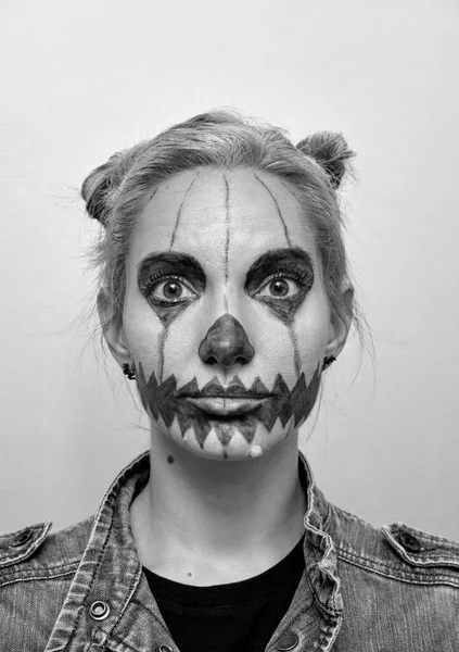 Retrato Estudio Una Chica Con Cara Pintada Halloween — Foto de Stock