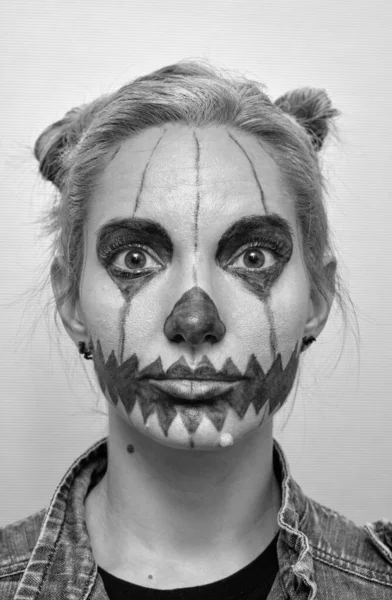 Студійний Портрет Дівчини Намальованим Обличчям Хеллоуїн — стокове фото