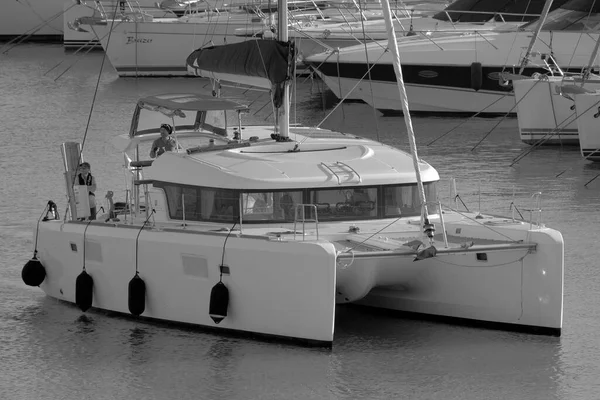 Italien Sicilien Medelhavet Marina Ragusa Ragusaprovinsen November 2022 Par Segelbåt — Stockfoto