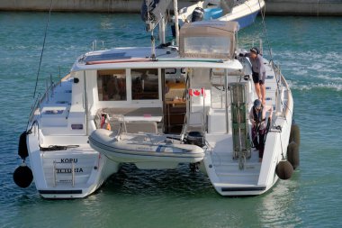 İtalya, Sicilya, Akdeniz, Marina di Ragusa (Ragusa ili); 3 Kasım 2022, limandaki bir yelkenli teknesinde çift - EDITORIAL