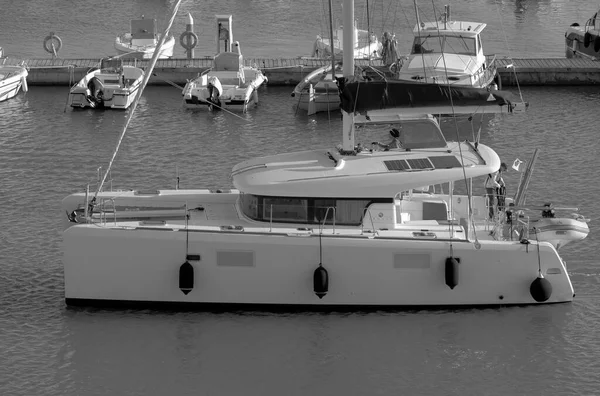 意大利 西西里 地中海 拉古萨海 拉古萨省 2022年11月3日 在港口的一艘帆船上结为夫妻 Editorial — 图库照片