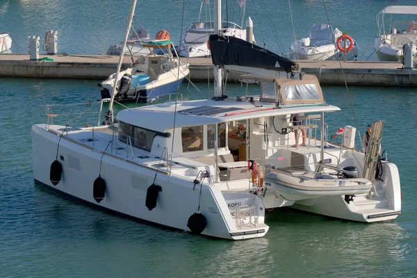 イタリア シチリア島 地中海 マリーナ ラグーザ ラグーザ州 11月2022 ポート内のセーリングボートのカップル 編集部 — ストック写真