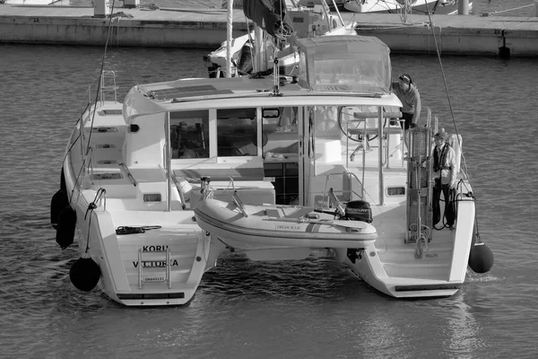 イタリア シチリア島 地中海 マリーナ ラグーザ ラグーザ州 11月2022 ポート内のセーリングボートのカップル 編集部 — ストック写真