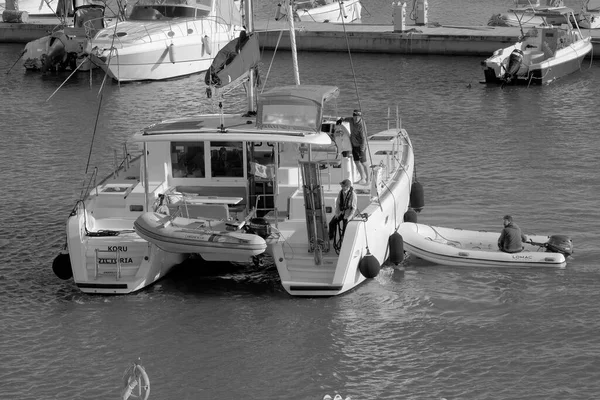 意大利 西西里 地中海 拉古萨海 拉古萨省 2022年11月3日 在港口的一艘帆船上结为夫妻 Editorial — 图库照片