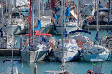 İtalya, Sicilya, Akdeniz, Marina di Ragusa (Ragusa ili); 4 Kasım 2022, limanda lüks yatlar - EDITORIAL