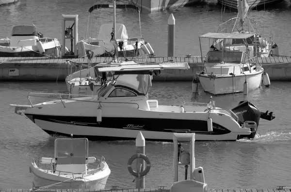 意大利 西西里 地中海 拉古萨海 拉古萨省 2022年11月4日 港口汽艇上的人 Editorial — 图库照片