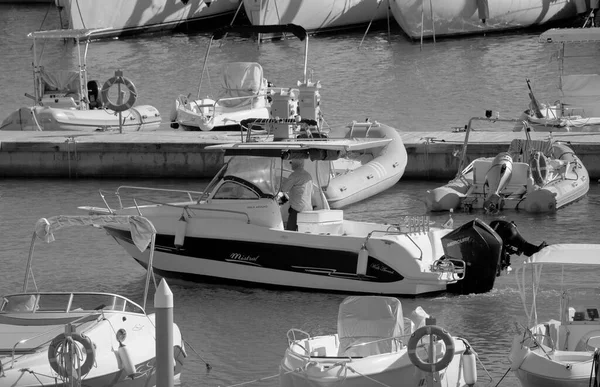 Italien Sicilien Medelhavet Marina Ragusa Ragusaprovinsen November 2022 Man Motorbåt — Stockfoto