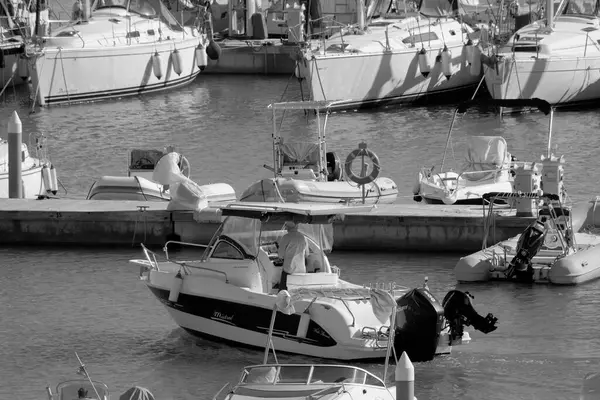 イタリア シチリア島 地中海 マリーナ ラグーザ ラグーザ州 11月2022 ポート内のモーターボートに乗って男 Editorial — ストック写真