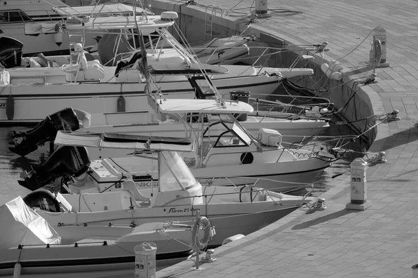 意大利 西西里 地中海 拉古萨港 拉古萨省 2022年11月4日 港口内的汽艇和豪华游艇 Editorial — 图库照片
