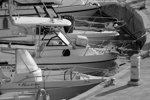 イタリア シチリア島 地中海 マリーナ ラグーザ ラグーザ州 11月2022 港のモーターボートや豪華ヨット 編集部 — ストック写真