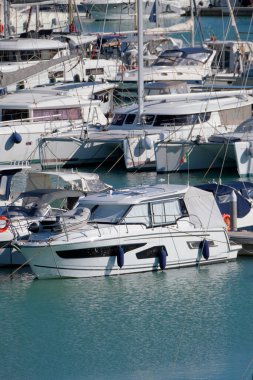 İtalya, Sicilya, Akdeniz, Marina di Ragusa (Ragusa ili); 7 Kasım 2022, limanda lüks yatlar - EDITORIAL