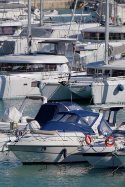İtalya, Sicilya, Akdeniz, Marina di Ragusa (Ragusa ili); 7 Kasım 2022, limanda lüks yatlar - EDITORIAL