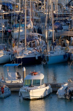 İtalya, Sicilya, Akdeniz, Marina di Ragusa (Ragusa ili); 7 Kasım 2022, limanda motorlu tekne ve lüks yatlar - EDITORIAL